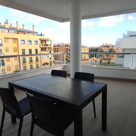 Deluxe 3 Bedroom By Aqua Apartments, Апартаменты